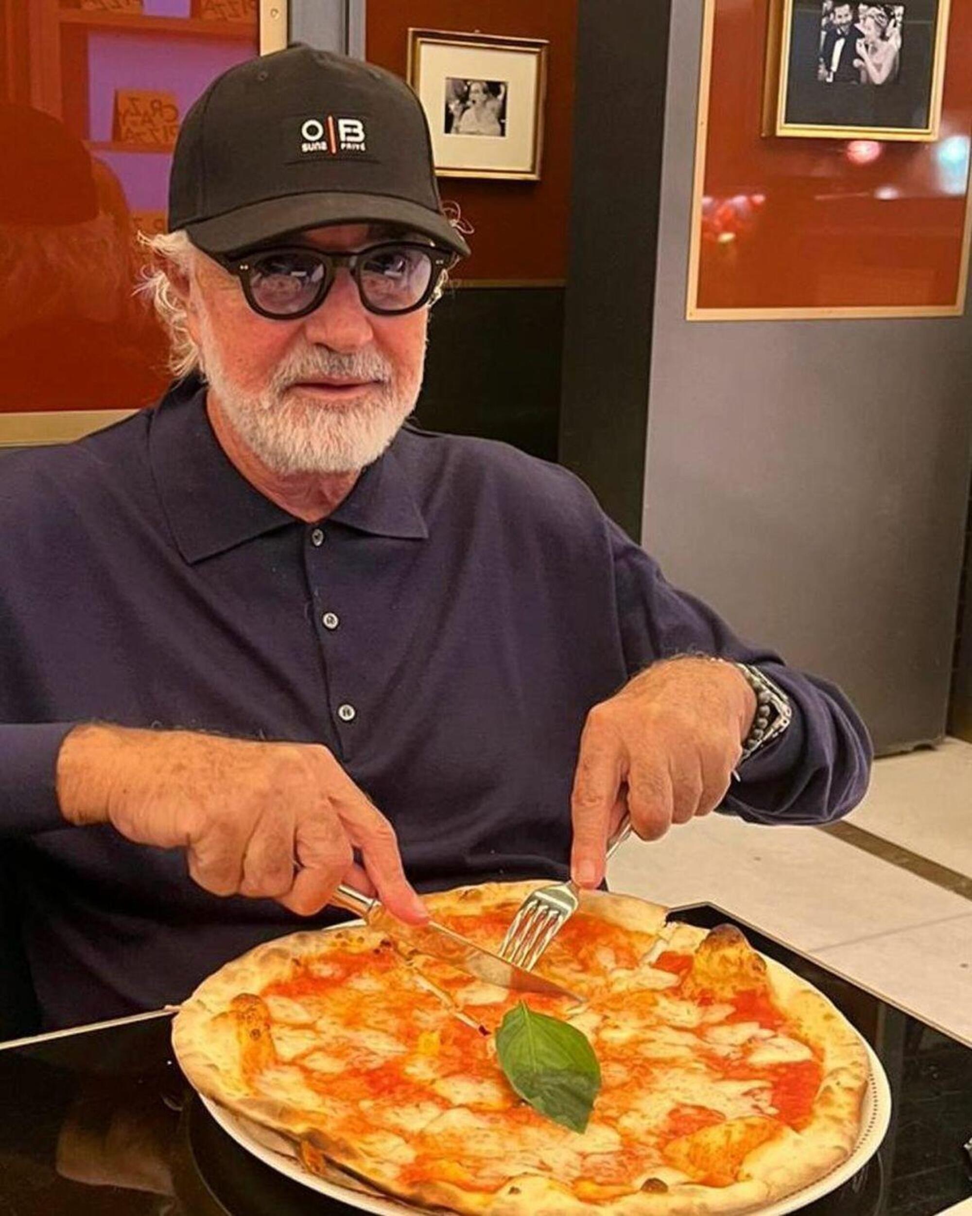Flavio Briatore e la sua pizza preferita del Crazy Pizza, la margherita