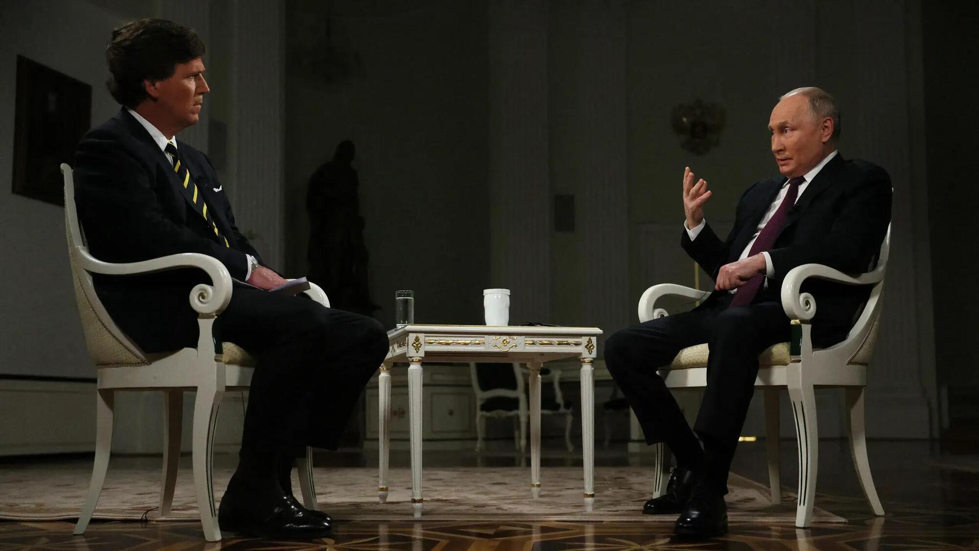 Vladimir Putin nel corso dell&#039;intervista con Tucker Carlson