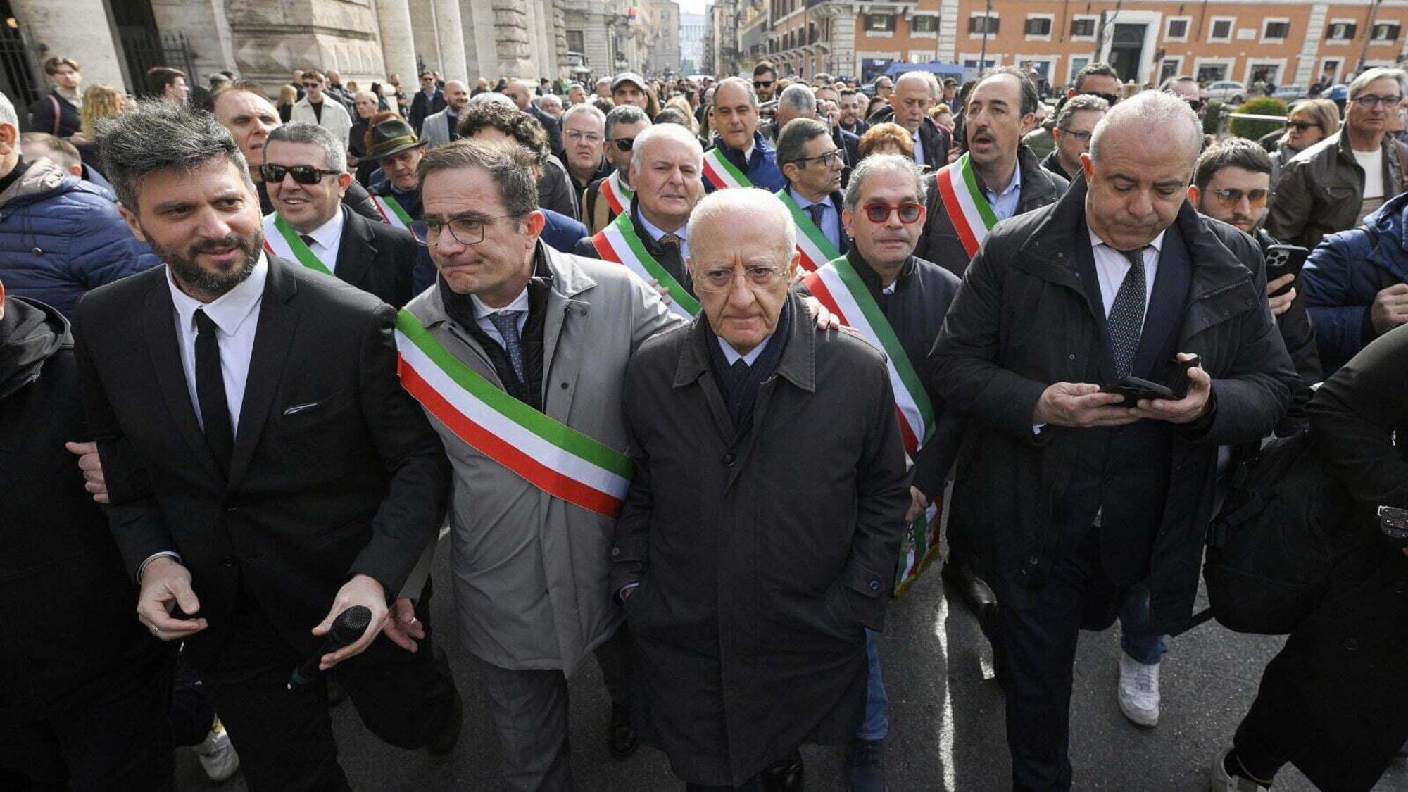 Vincenzo De Luca e alcuni sindaci campani a Roma contro l&rsquo;autonomia differenziata