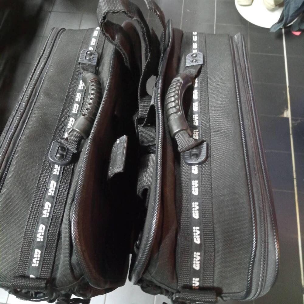 Borse laterali semirigide GIVI Voyager (2)