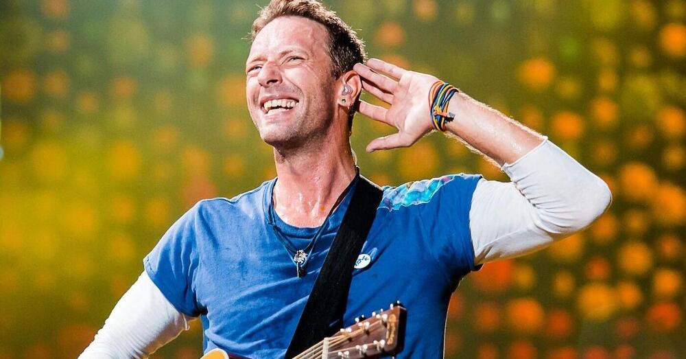 Chris Martin dei Coldplay canta gli Idles: da Yellow a Grace (senza giallo, con deepfake). Ma che dire dell&#039;album Tangk? La band si mostra nuda  [VIDEO]