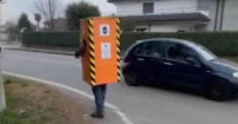 &Egrave; Carnevale a Olgiate Olona: si traveste da autovelox [VIDEO]