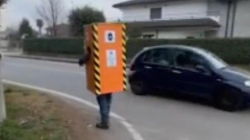 &Egrave; Carnevale a Olgiate Olona: si traveste da autovelox [VIDEO]