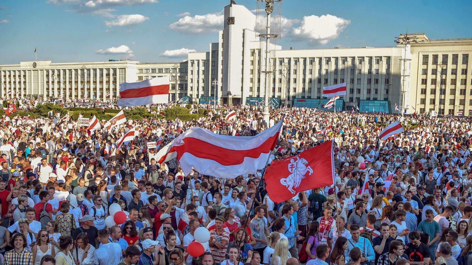 La protoesta di decine di migliaia di persone a Minsk, per di ripetere le elezioni 