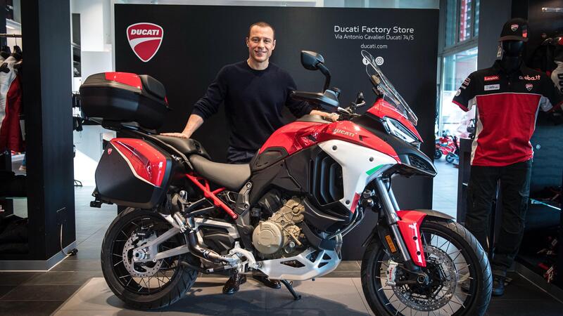 Stefano Accorsi in Ducati per la consegna della sua Multistrada V4 Rally