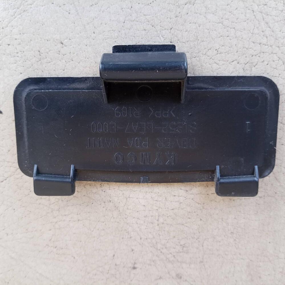 Coperchietto PDA Kymco Downtown 125 (2)