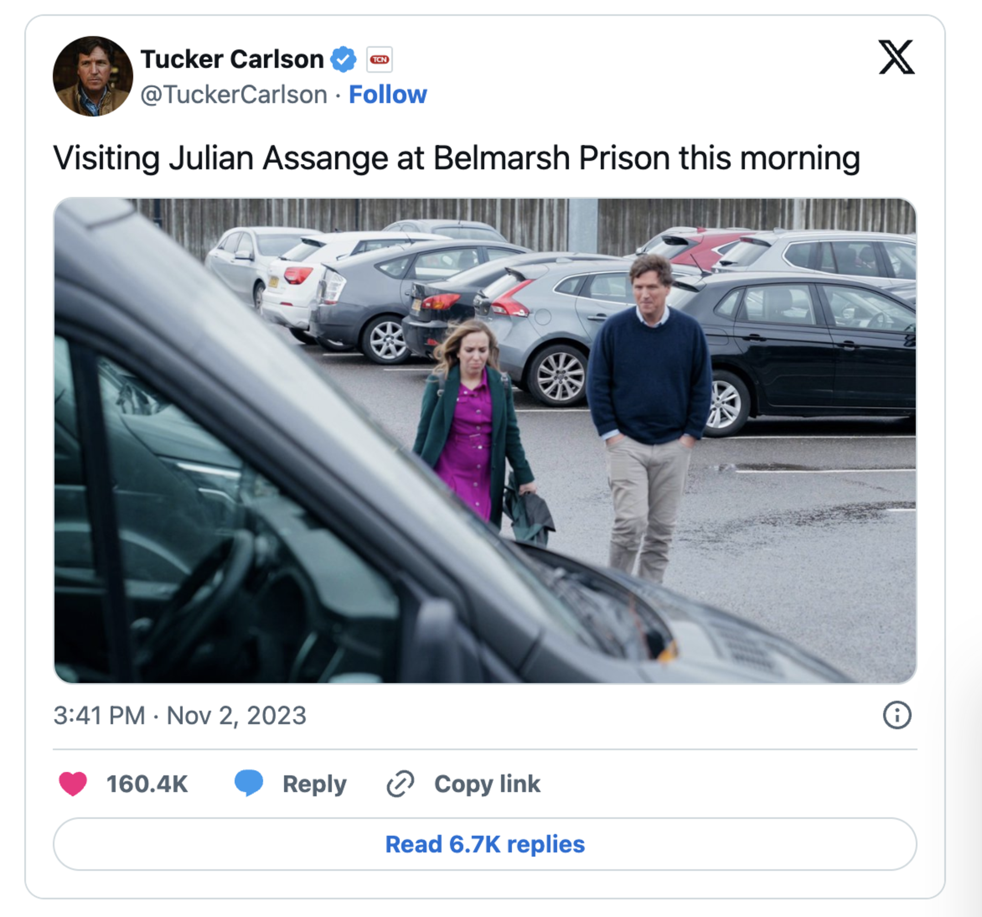 Il tweet di Tucker Carlson sulla visita ad Assange