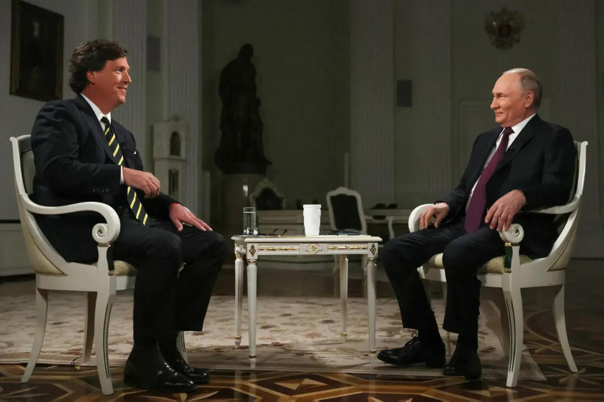 Tucker Carlson durante l&#039;intervista con Putin