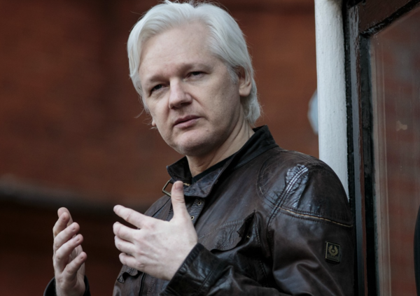 Dopo Putin altro scoop di Tucker Carlson: sta per uscire la sua intervista a Julian Assange? Intanto fa la spesa nei supermercati russi e si stupisce dei carrelli (uguali ai nostri)
