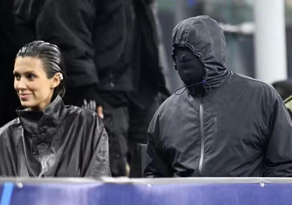 Ok, ma che caz*o &egrave; la maschera che ha indossato Kanye West a San Siro durante la partita dell&rsquo;Inter in Champions?