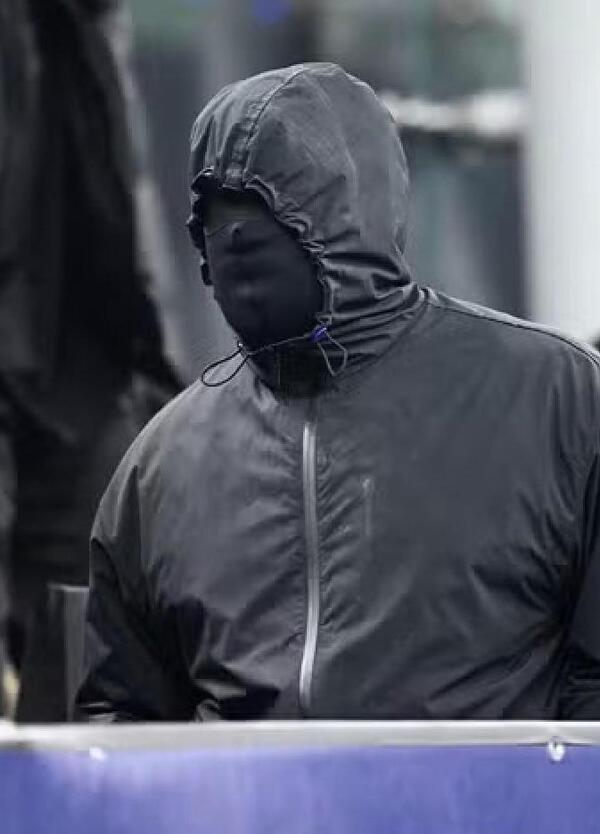 Ok, ma che caz*o &egrave; la maschera che ha indossato Kanye West a San Siro durante la partita dell&rsquo;Inter in Champions?