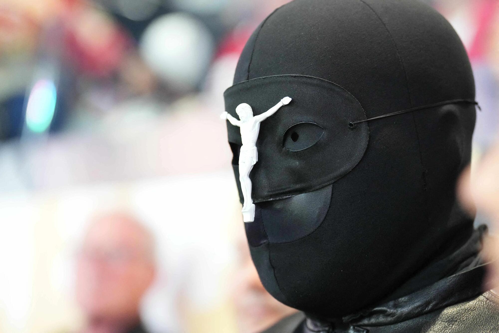 Kanye West con la maschera al Super Bowl