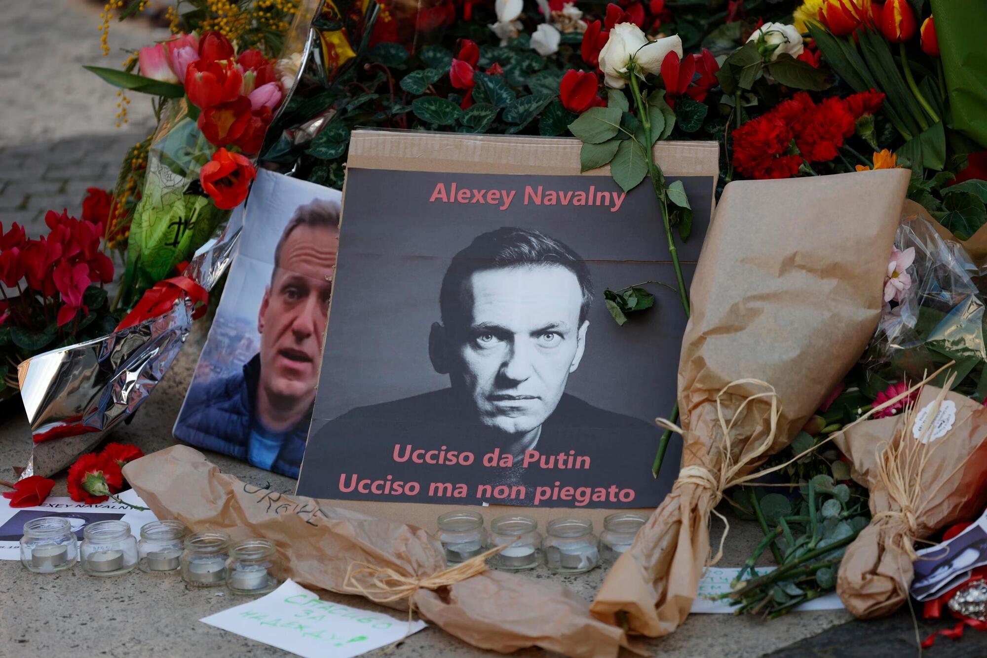 Fiori e cartelli in memoria di Navalny alla fiaccolata presso il Campidoglio luned&igrave; 19 febbraio