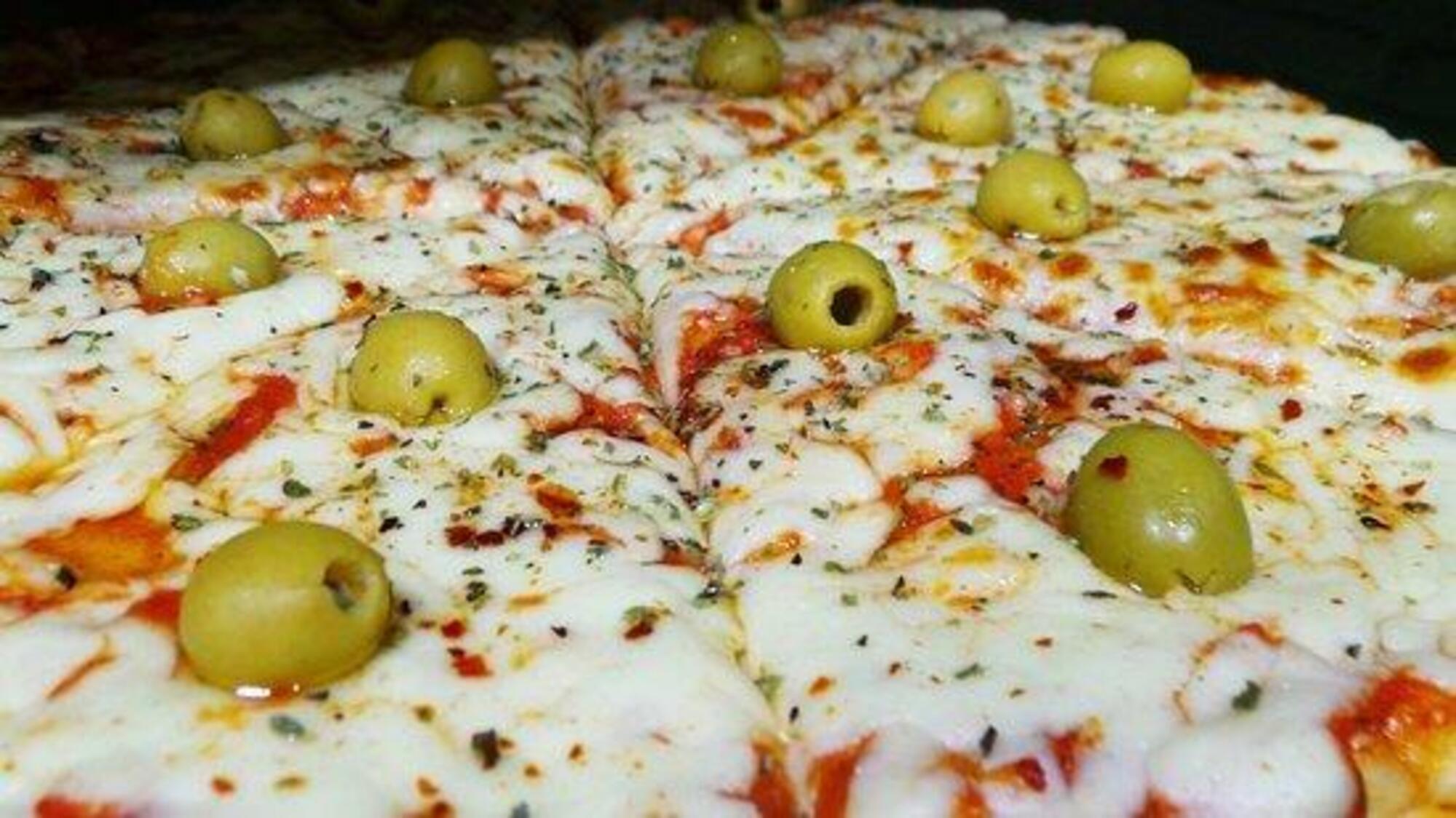 Pizza &quot;muzza&quot; argentina con olive