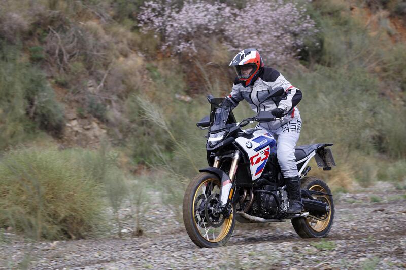 BMW F 900 GS TEST: come va la nuova adventure su strada e in fuoristrada. Pro e contro! [VIDEO E GALLERY]