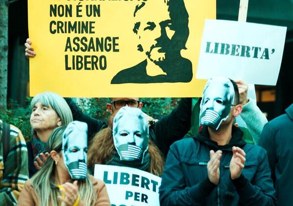 &ldquo;Il processo contro Assange &egrave; politico&rdquo;. Leoni smonta le accuse al fondatore di Wikileaks: &ldquo;Usano una legge del 1917...&rdquo;