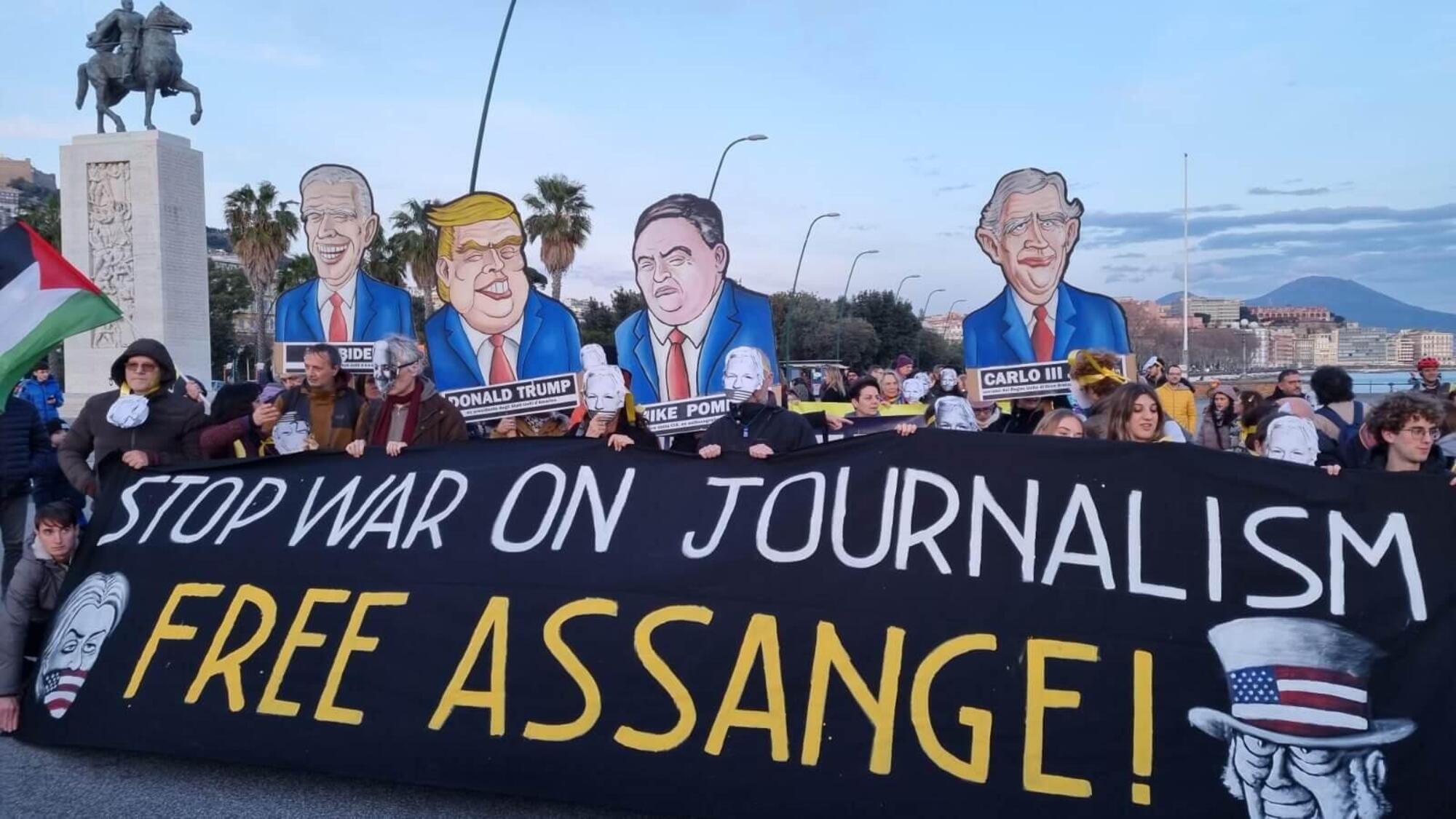 Le manifestazioni per la liberazione di Julian Assange