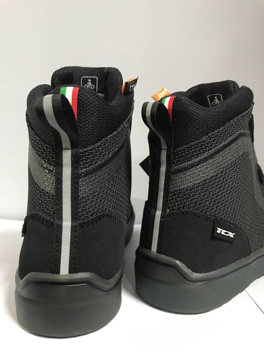 IKASU AIR - BLACK Tcx focus on boots (2)