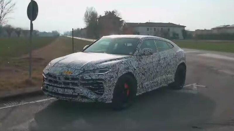 Lamborghini Urus Phev ricaricabile: ha un look particolare nelle foto spia