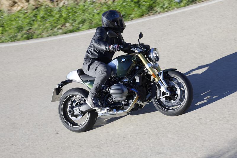 BMW R 12 nineT: stile e prestazioni. La nostra prova, pregi e difetti [VIDEO E GALLERY]