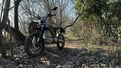 Elettrica, enduro e la guidi anche con patente B. Il TEST della Tromox MC10 [VIDEO]