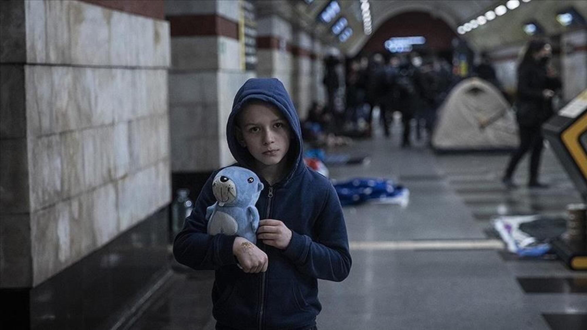 Un bambino ucraino rifugiato nella metropolitana
