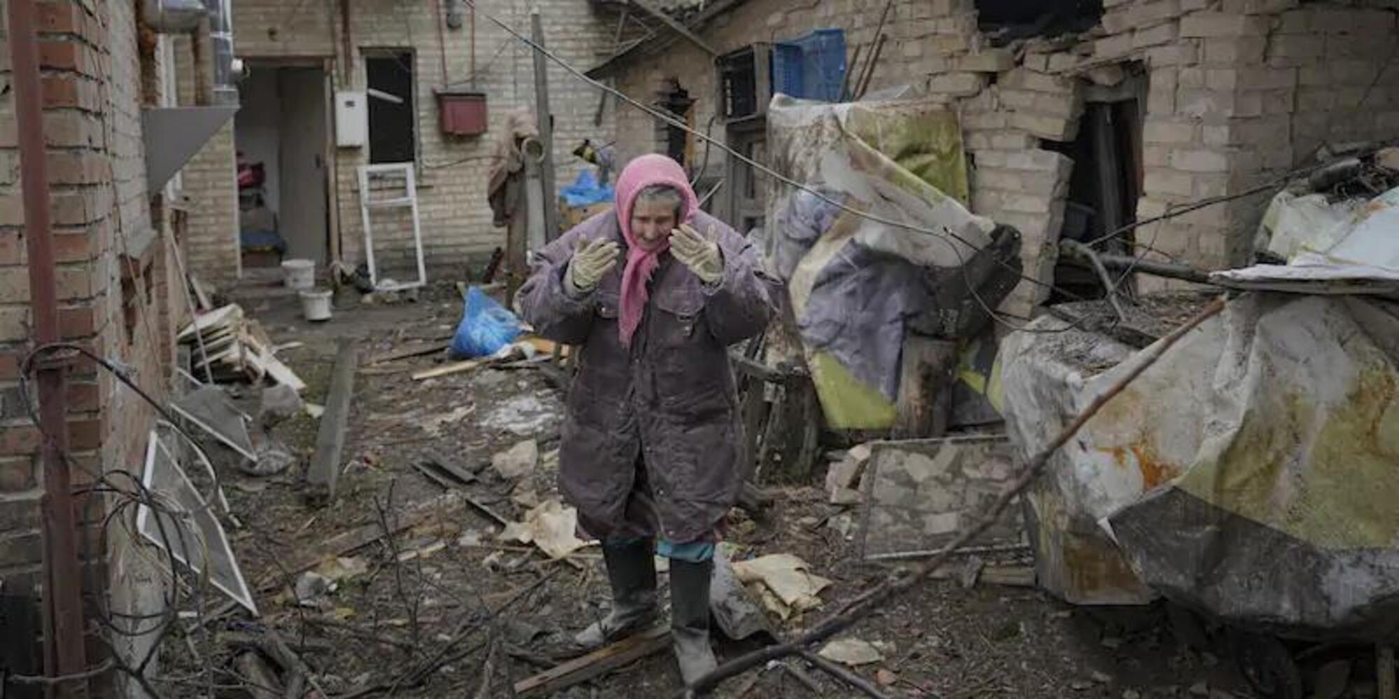 Una donna fra le macerie della sua casa distrutta dalla guerra in Ucraina