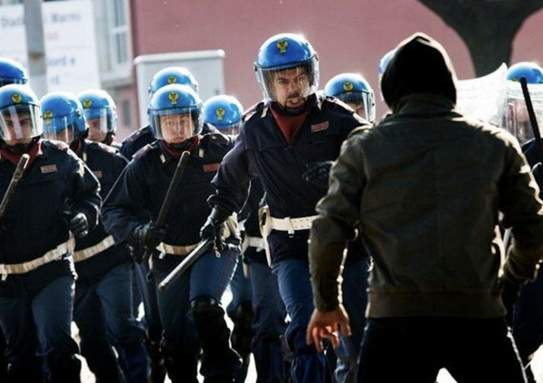 Se volete capire le manganellate a Pisa guardatevi &ldquo;ACAB - All Cops Are Bastards&rdquo; di Sollima 