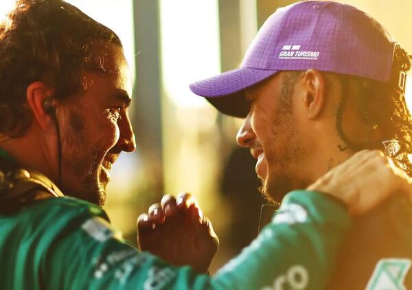 Hamilton, Alonso e quella rivalit&agrave; che non si spegne mai: dai commenti sul passaggio in Ferrari a un&#039;altra stagione alle porte