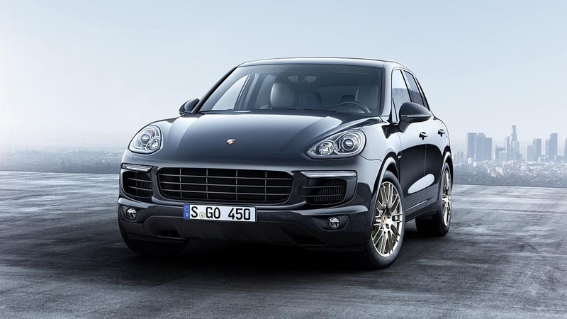 Fermano una Porsche Cayenne con targa ceca: agenti aggrediti e fuga (breve)  