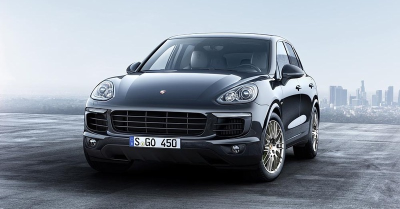 Fermano una Porsche Cayenne con targa ceca: agenti aggrediti e fuga (breve)  