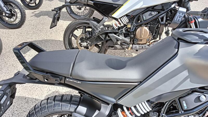 La nuova sella, pi&ugrave; lunga, della Svartpilen 401