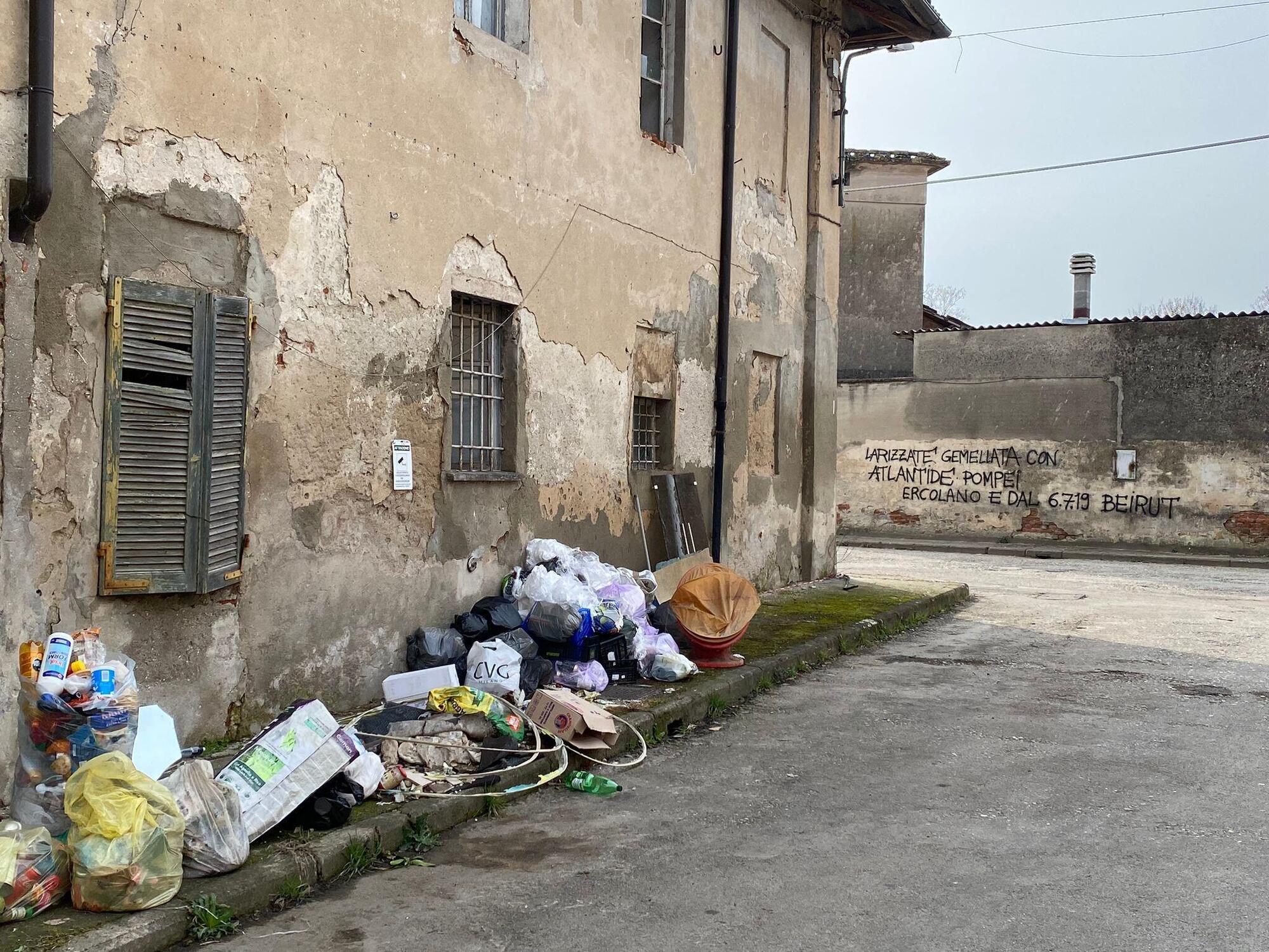 A Larizzate (Vercelli) le conseguenze della mancanza di cassonetti pubblici