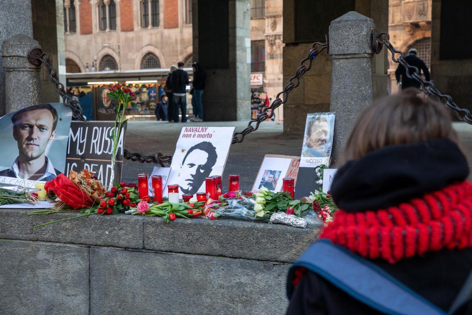 Fiori e candele in ricordo di Alexei Navalny a Milano