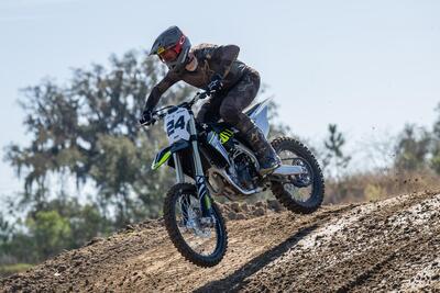 Triumph TF 250-X TEST: come va la nuova moto da cross inglese. Pro e contro [VIDEO E GALLERY]