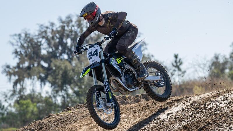 Triumph TF 250-X TEST: come va la nuova moto da cross inglese. Pro e contro [VIDEO E GALLERY]