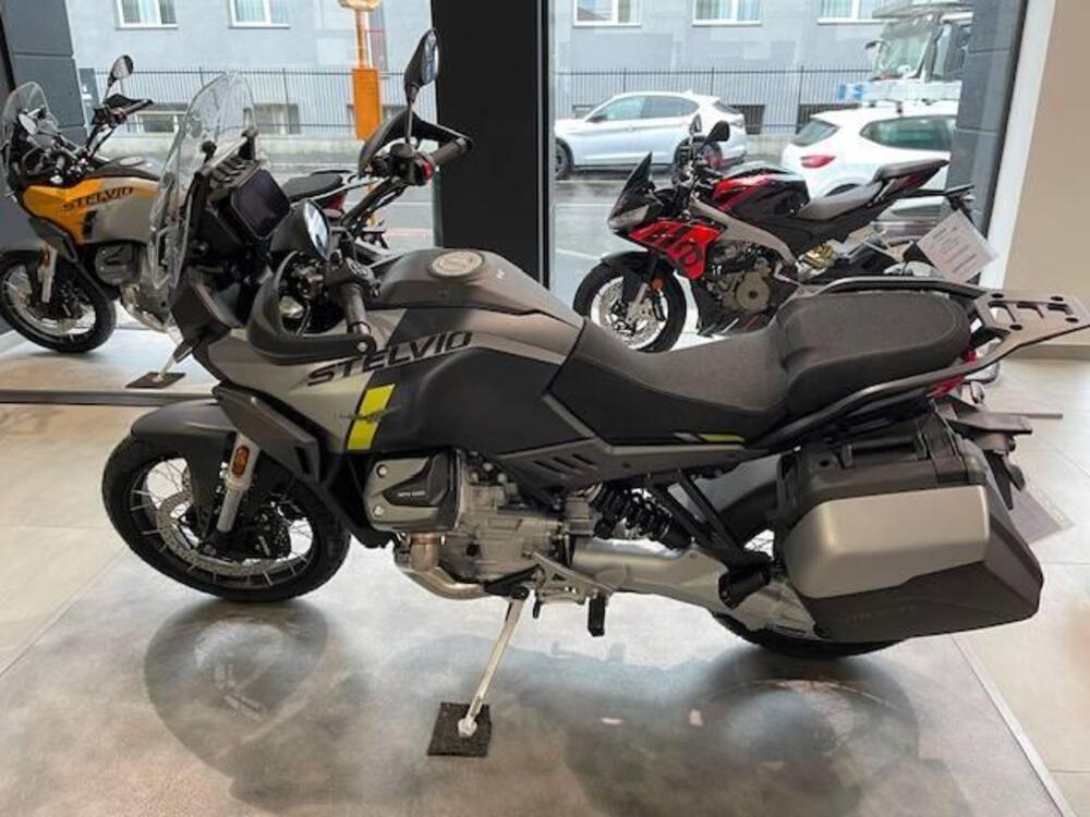 Moto Guzzi Stelvio (2024 - 26) (4)