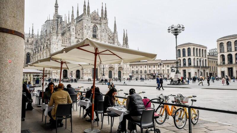 Milano, agente della Polizia Locale tampona volutamente un ciclista