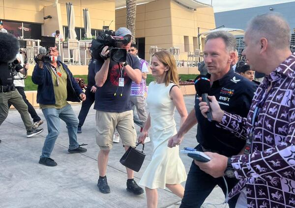 Geri Halliwell &egrave; arrivata nel paddock del Bahrain mano nella mano con il marito Chris Horner dopo lo scandalo Red Bull