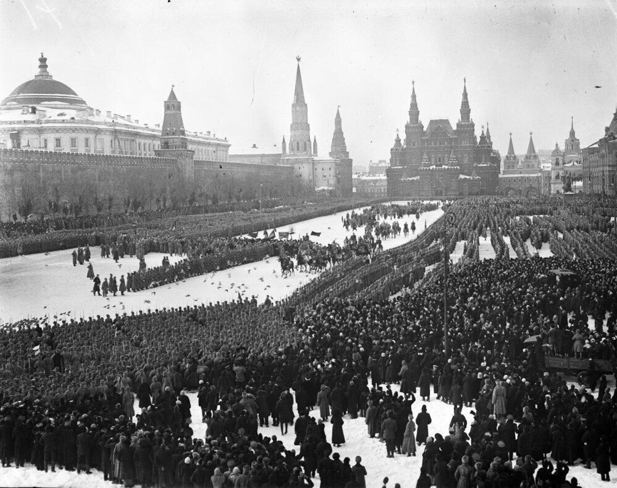 Una parata dell&#039;Armata Rossa, sulla Piazza Rossa di Mosca negli anni Venti del secolo scorso