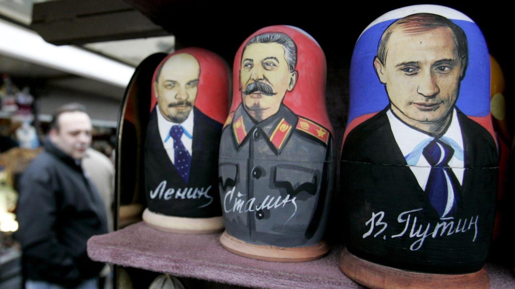 Matrioshke russe turistiche raffiguranti Lenin, Stalin e Putin