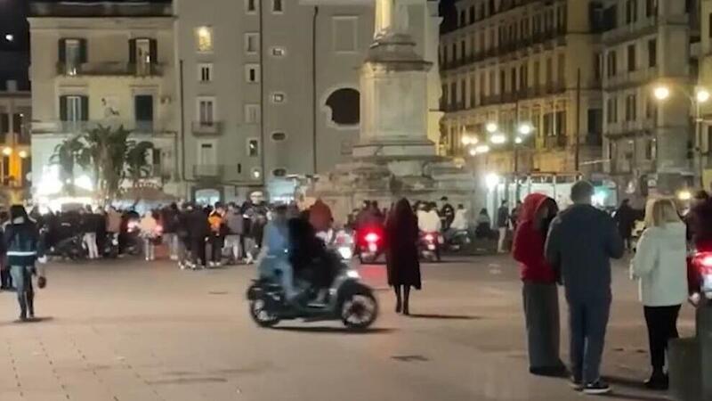 Napoli: scooter in Piazza Dante, le denunce dei residenti