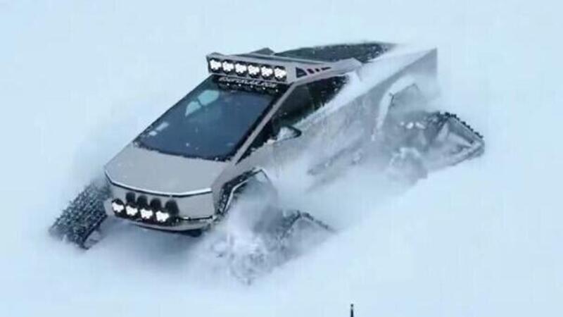 Tesla Cybertruck: &egrave; gi&agrave; sui cingoli, la star della neve [VIDEO]