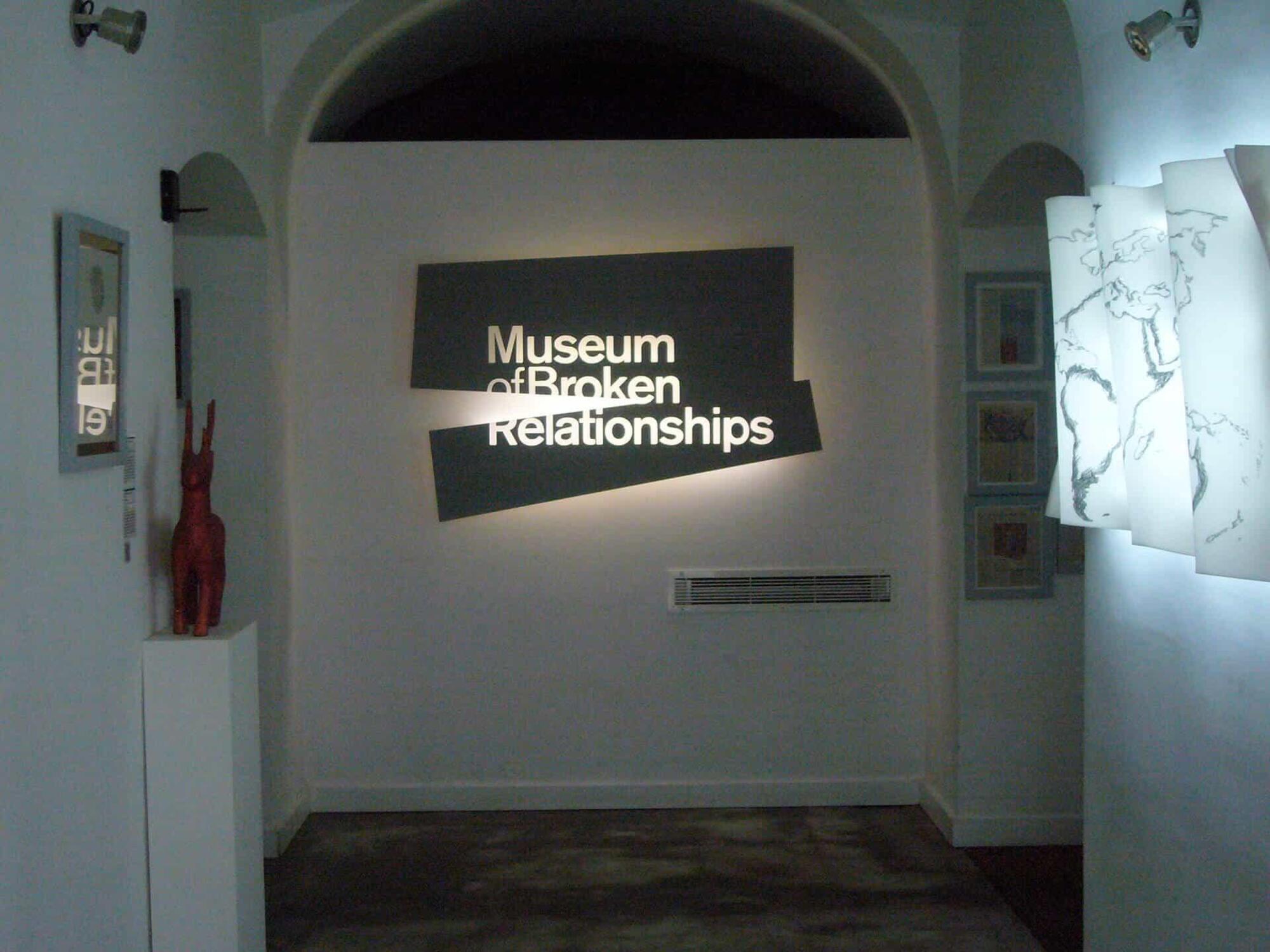 L&#039;ingresso del Museum of Broken Relationships di Zagabria (Croazia)