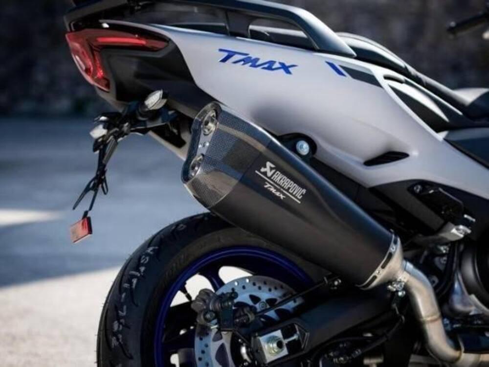 AKRAPOVIC by Yamaha Scarico completo Nero omologat (2)