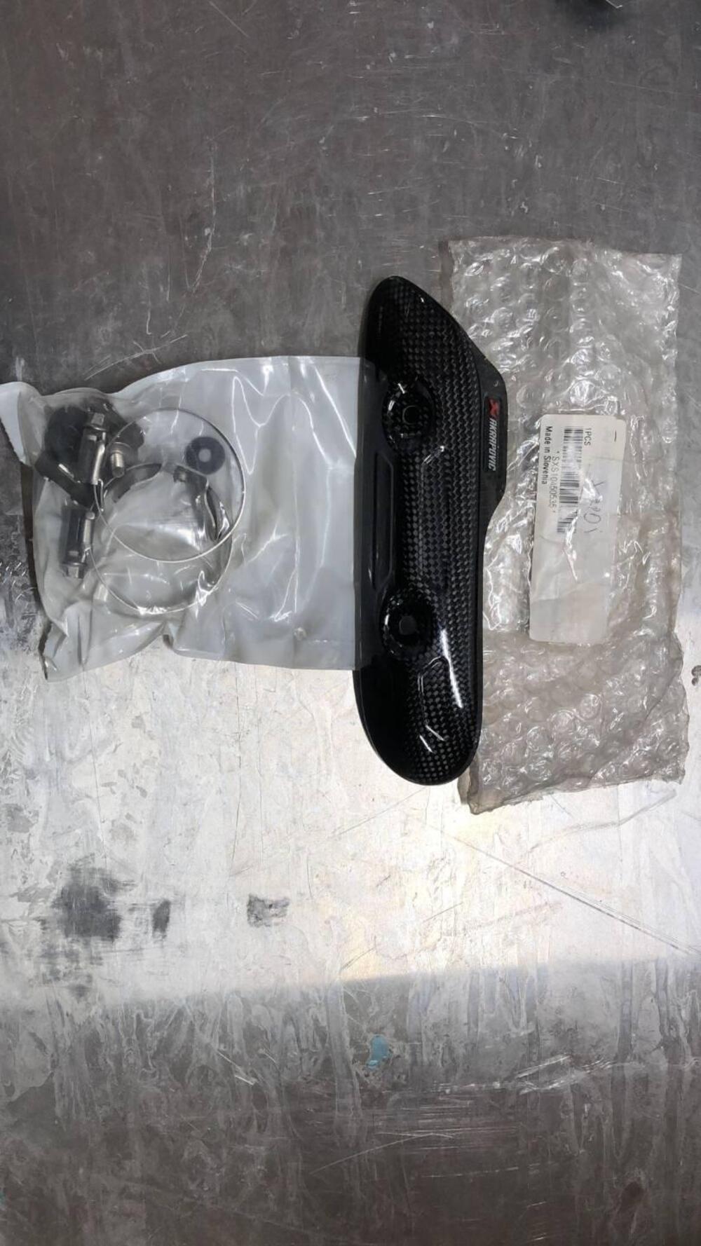 PROTEZIONE COLLETTORE SCARICO AKRAPOVIC PER HUSQVA (3)