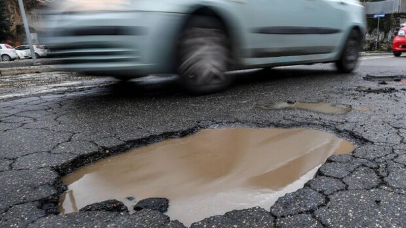 Incidente o danni per buche stradali, chi ci ripaga?