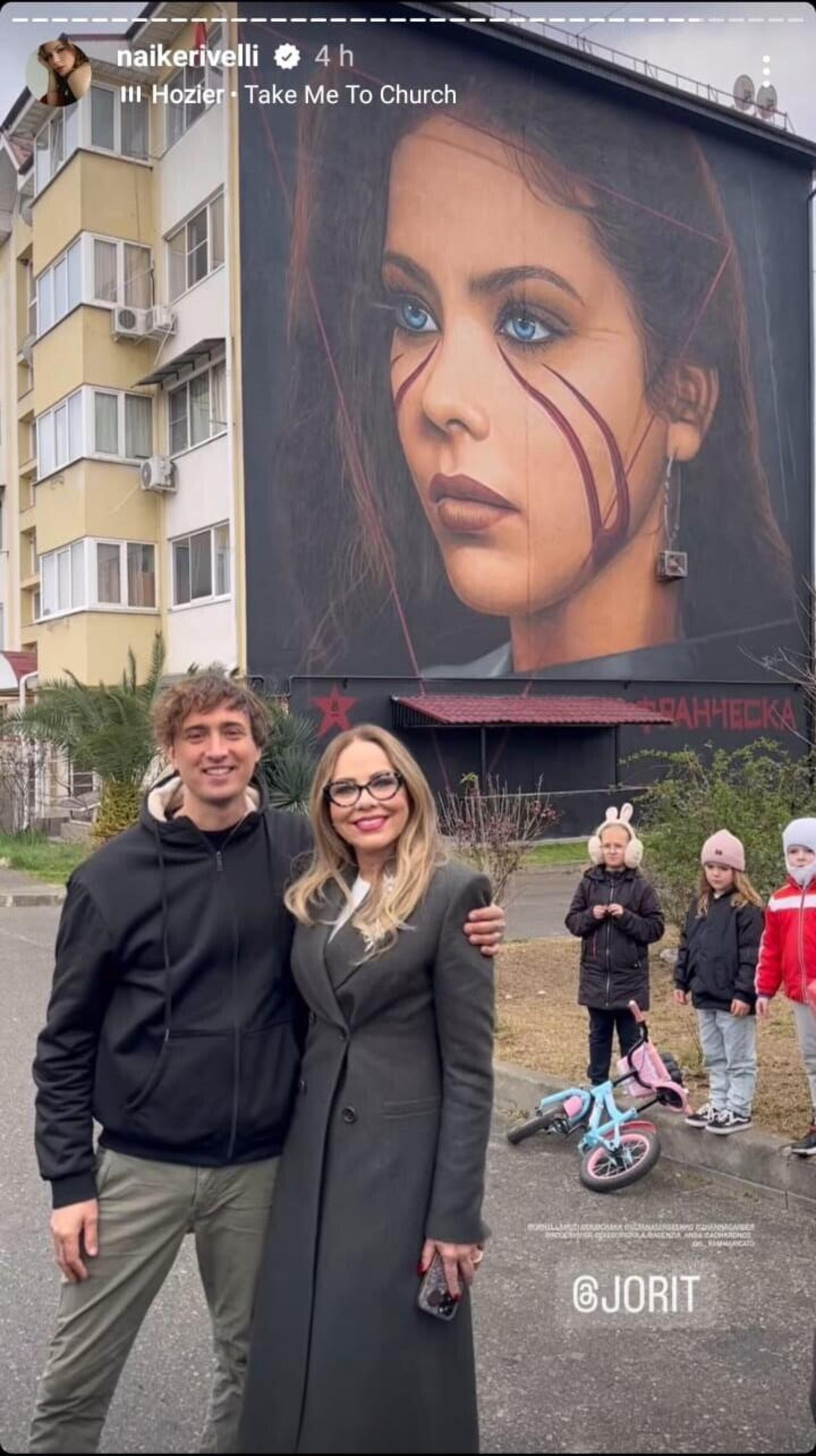 Ornella Muti e Jorit in Russia, con alle spalle il murales dedicato all&#039;attrice