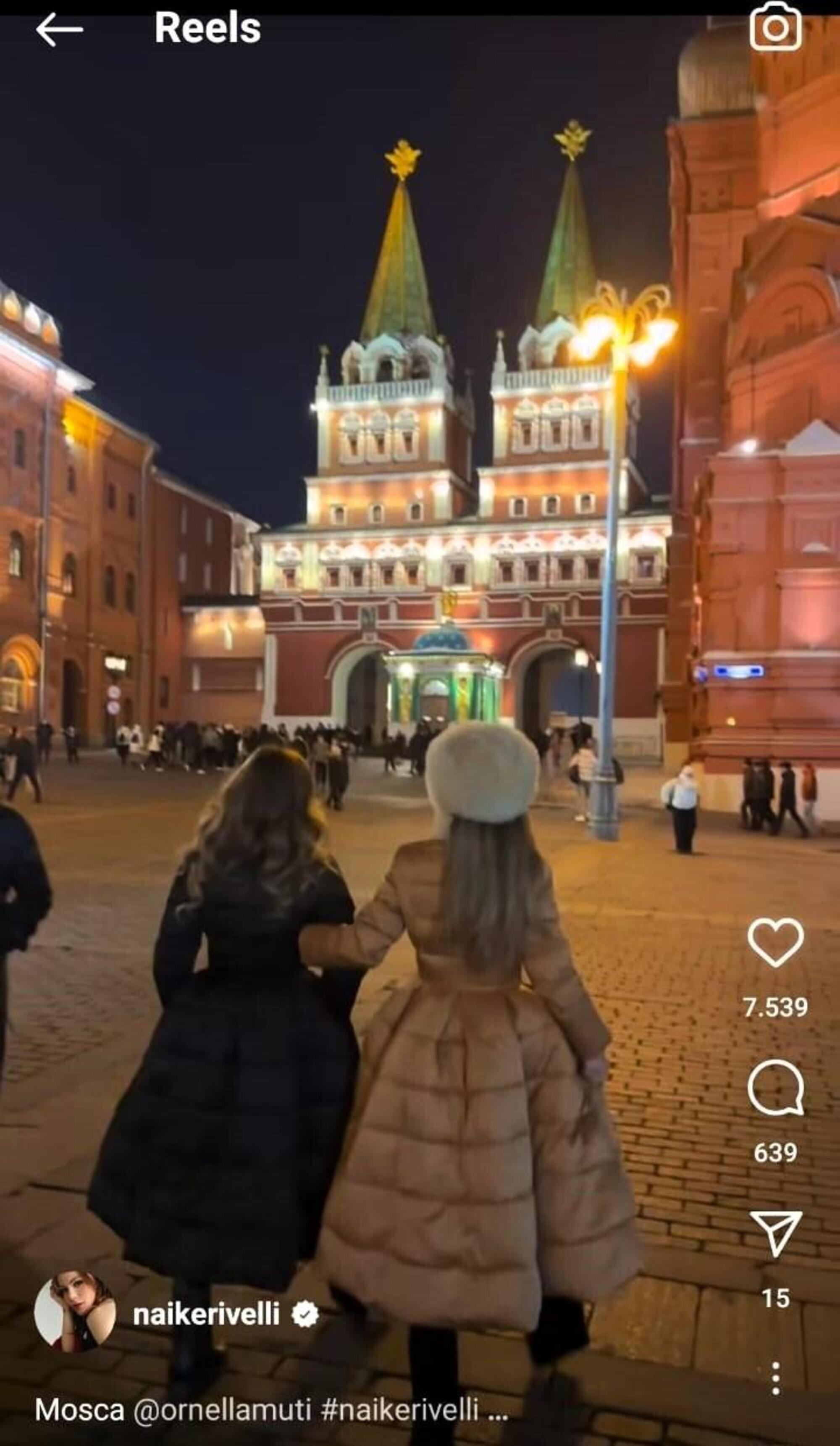 Ornella Muti e Naike Rivelli passeggiano sulla Piazza Rossa a Mosca