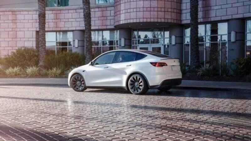 Tesla Model Y: arriva la variante &ldquo;van&rdquo; per i professionisti francesi